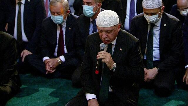 Ərdoğan Ayasofyada Quran oxudu - Video