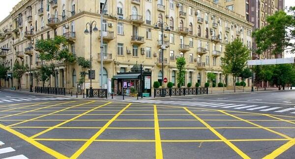 Maşınların intensiv hərəkət etdiyi yola "sarı tor" çəkildi - Video