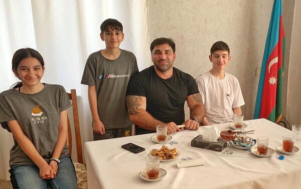 Kamil Zeynallı Polad Həşimovun övladları ilə... - Foto