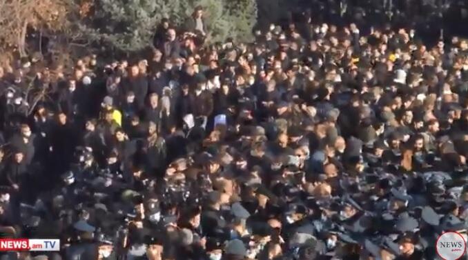 İrəvanda kilsə ətrafında "canlı sədd" - Deputatlar aksiyada...