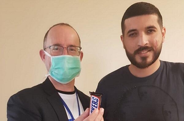 Qazimizin gözü açıldı, həkiminə şokolad hədiyyə etdi