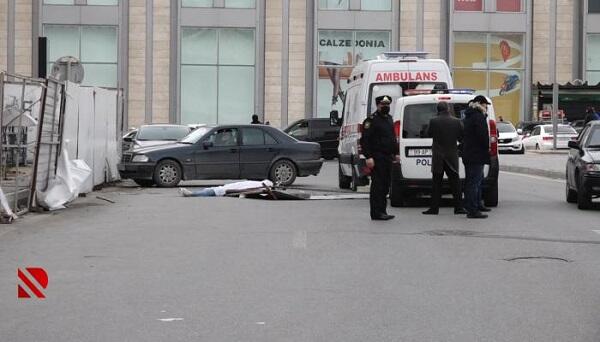 Bakıda bədbəxt hadisə: Qadının başına dəmir düşdü - Video