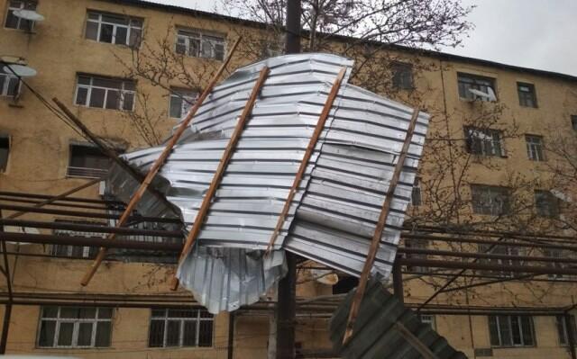 Külək Bakıda dam örtüyünü uçurdu