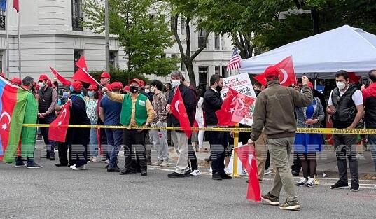 Azerbaijanis and Turks are protesting in the US -