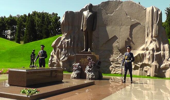 Latvia’s president pays tribute to Heydar Aliyev