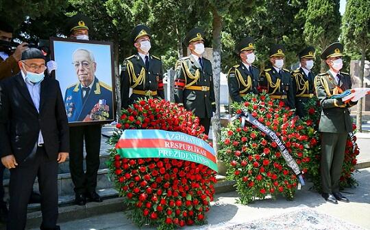 İlham Əliyev generalın dəfninə əklil göndərdi - Foto