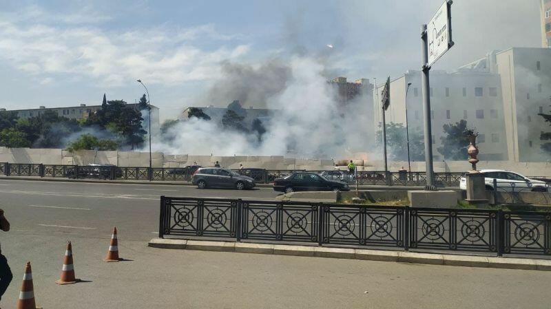 В Баку близ метро "20 Января" произошел пожар