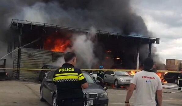 Пожар в Рустави, около 20 автомобилей сгорели