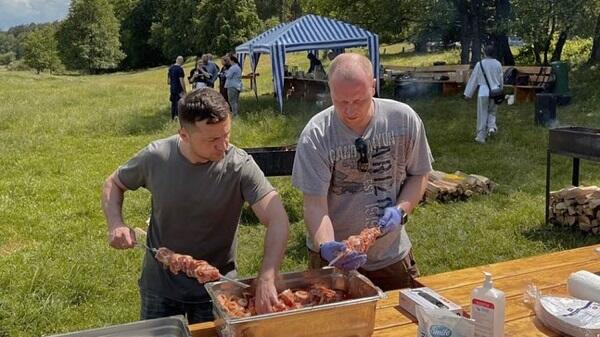 Zelensky made kebabs for journalists -