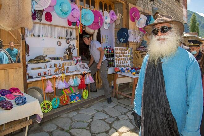 Dünya şöhrətli yoqa ustası Azərbaycanda - Foto