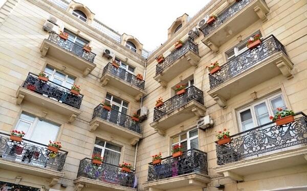 Bakıda binaların eyvanlarına gül dibçəkləri yerləşdirildi