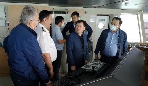 Özbəkistanlı nazir Azərbaycan gəmisində - Foto