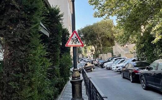 Bakıda piyada yoluna qoyulan işıq dirəyi... - Foto