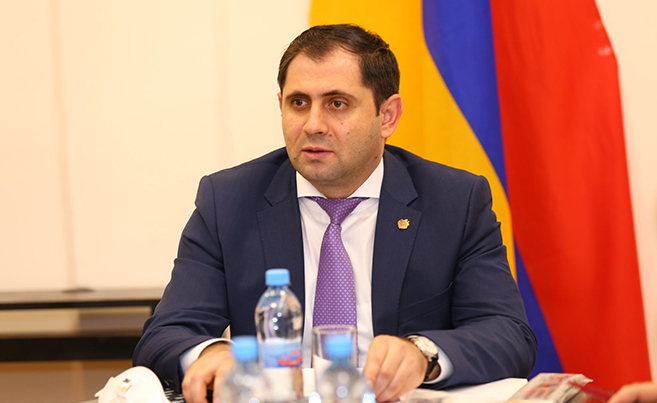 Ermənistan müdafiə naziri ABŞ-a səfər etdi