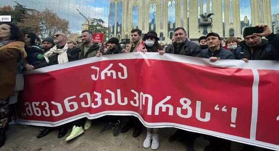 Qonşuda “yaşıl pasport”a qarşı aksiyalar başladı
