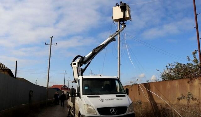 Salyanın Kərimbəyli kəndinin elektrik şəbəkəsi yenilənir - Video