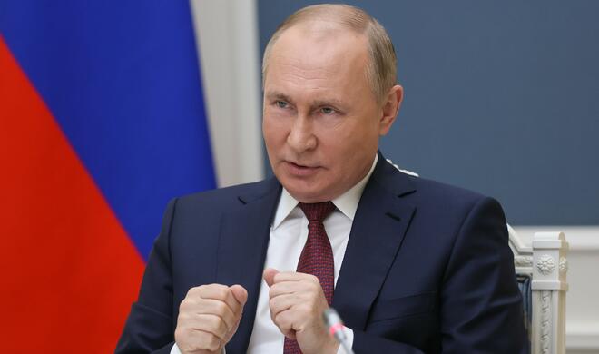 Putin held meeting of top officials following call with Trump