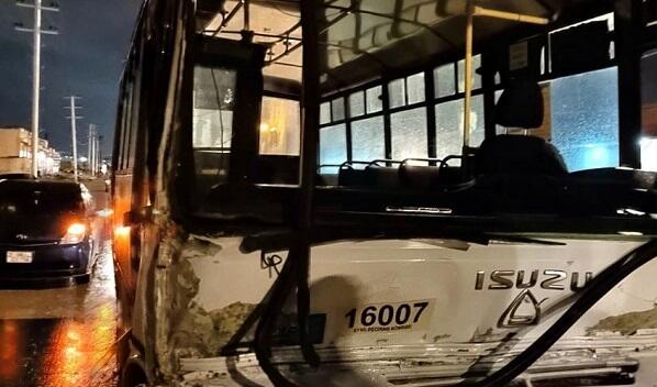 Sərnişin avtobusu TIR-la toqquşdu: xəsarət alan var