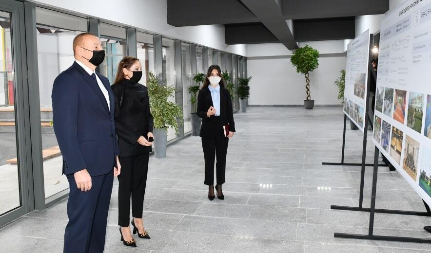 Президент и первая леди на открытии в Бина - Фото