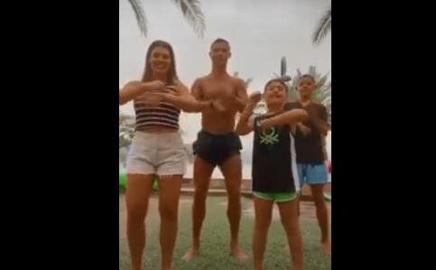 Ronaldo qardaşı qızı ilə rəqs edərkən - Video