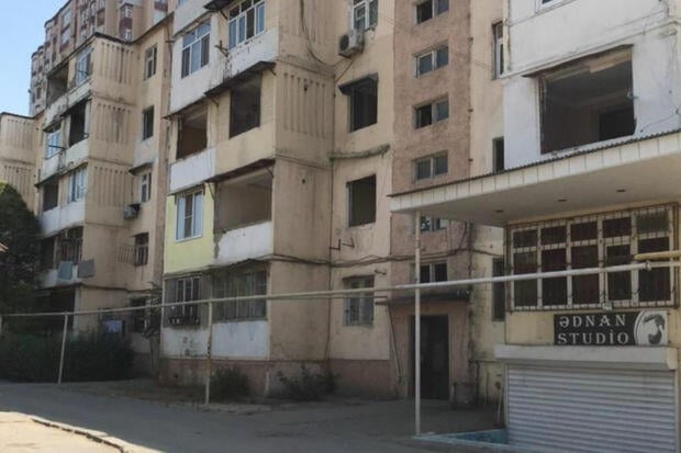 Bakıda təhlükəli binalar: Yalnız bu hissəsi təmir olunur - Video
