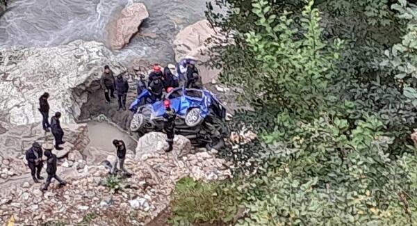 Bakı-Şamaxı yolunda "Mersedes" dərəyə aşdı - Video