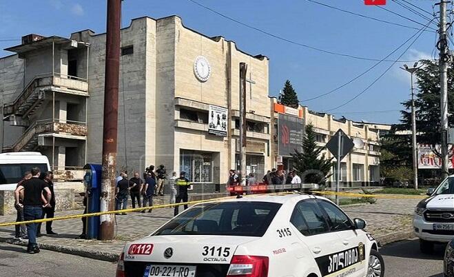 В Грузии мужчина взял в заложники 12 человек - Видео