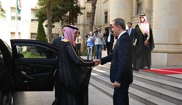 Jeyhun Bayramov meets with Saudi Arabia's FM