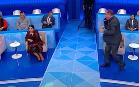 Efirdə dava: Vəziroğlu Nağıyevanın üstünə su atdı - Video