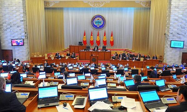Qırğızıstan parlamenti özünü buraxdı