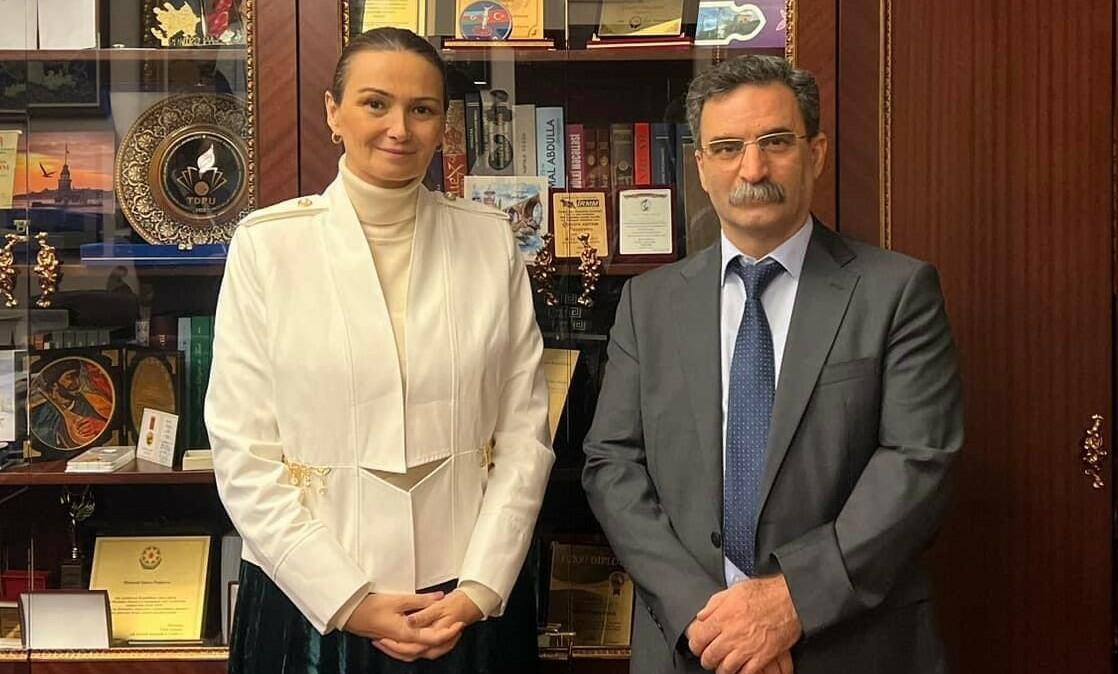 Paşayeva təbrizli ünlü sənətkarla görüşdü