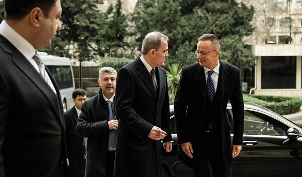 Jeyhun Bayramov met Szijjártó in Baku