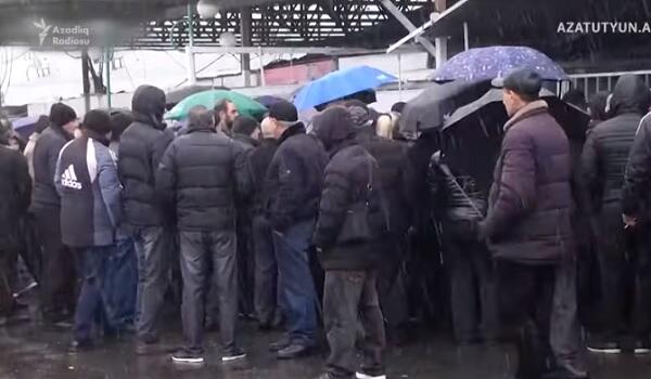 Karapetyana görə aksiya keçirilir: Qalstanyan da qoşuldu