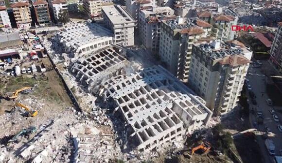 دهشتلی گؤرونتو: بؤیوک اراضی ایکی یئره بؤلوندو - ویدئو