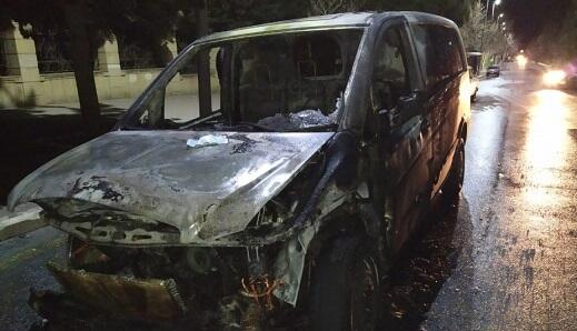 Oğuzda mikroavtobus ağaca çırpıldı: bir ölü, altı yaralı