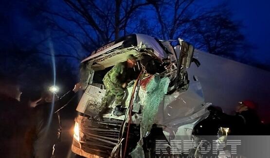 Ələt yolunda KamAZ aşdı, uzun tıxac yarandı - Video