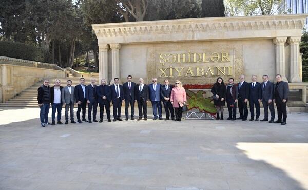 Gözəl və Özbək Şəhidlər Xiyabanında - Foto