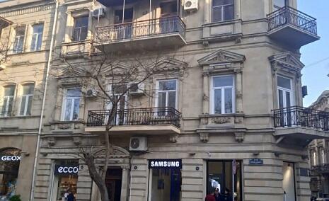 Bakının mərkəzində tarixi binaya müdaxilə... - Video