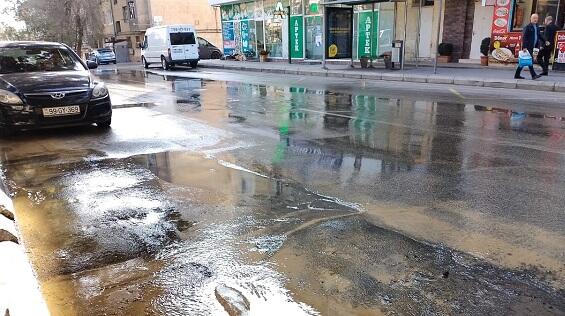 Bakıda bu küçəni su basdı - Video