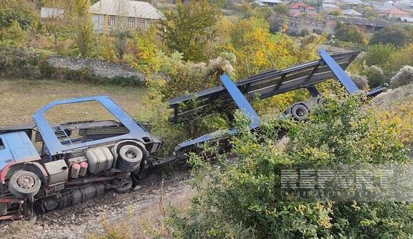 Dəhşətli qəza: TIR sürücüsü körpüdən asılı qaldı - Video