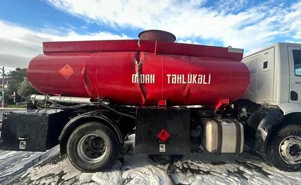 Yanacaq daşıyan yük maşını aşdı - Anbaan video