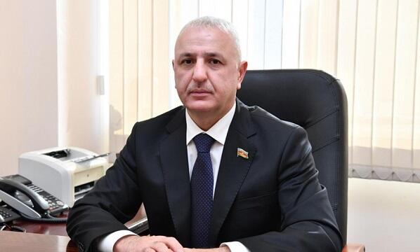 Deputat dəniz kənarında karate ilə məşğul oldu