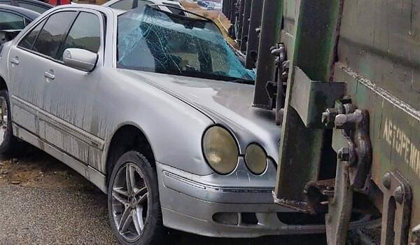 Xaçmazda qatar maşını vurdu, ölən var