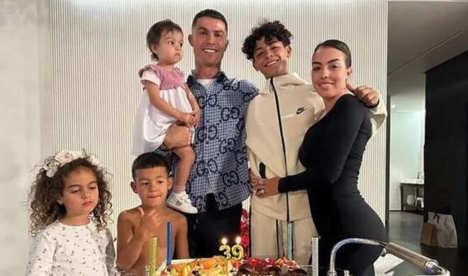 Роналду вместе с семьей покинул Саудовскую Аравию