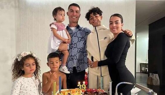 Ronaldo ailəsi ilə birgə Səudiyyədən təcili getdi
