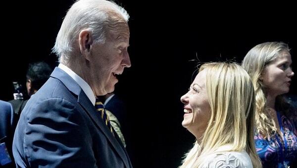 Bayden xanım baş nazirin başından öpdü - Video