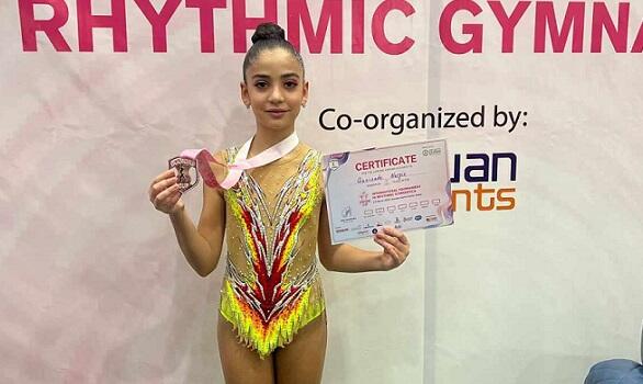 Qənizadənin nəvəsi BƏƏ-də bayrağımızı qaldırdı - Foto