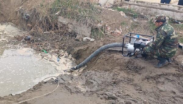Xətaidə kanalizasiya kollektoru çökdü, evləri su basdı