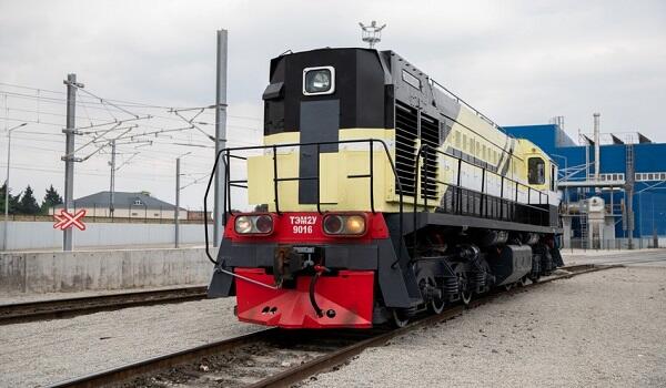 Qaydaları pozaraq teplovozun qarşısına çıxdı: ölən var