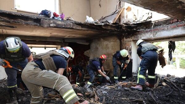 Xarkova dron zərbəsi: 10 yaşlı uşaq və anası öldü